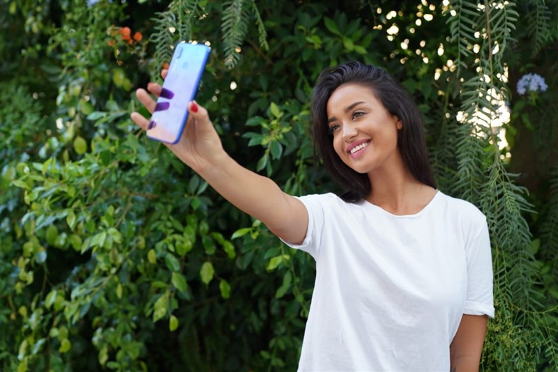 Nina Abdel Malak leads the color trends with Huawei nova 3i 